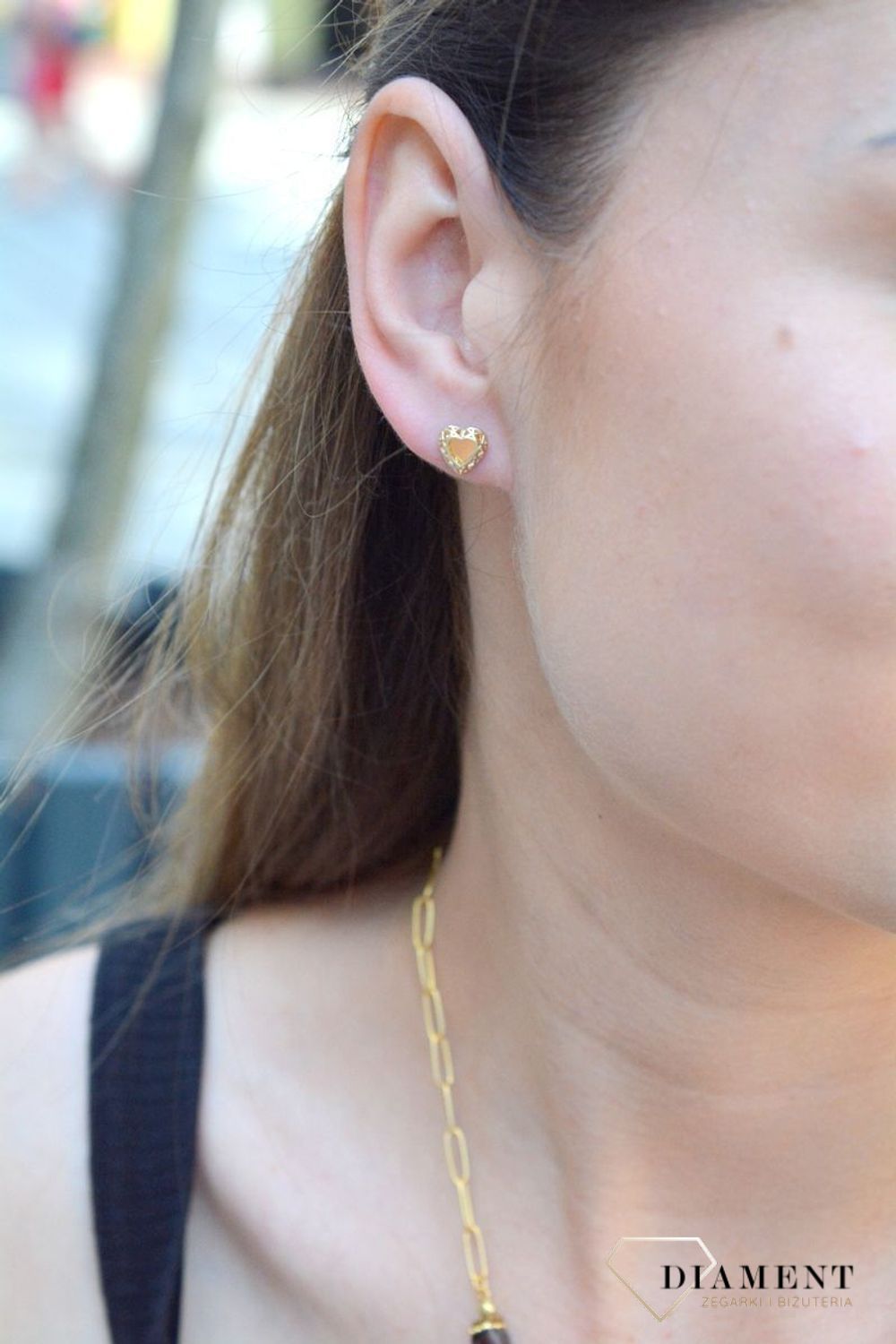 Złote kolczyki 333 serca ażurowe KL 9471 333 Minimalistyczna biżuteria zapinana na wygodne zapięcie na sztyft, doda subtelnego blasku stworzonej stylizacji. Tego typu kolczyki, pięknie się będą prezentowały same lub w zestawie.jpg